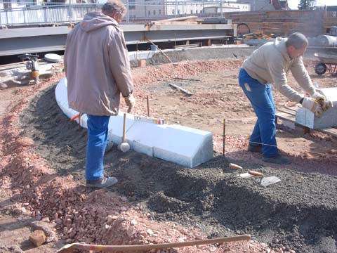 Kreisverkehrsplatz Friedrich-Ebert-Strae Worms, Betonbett der Randsteine